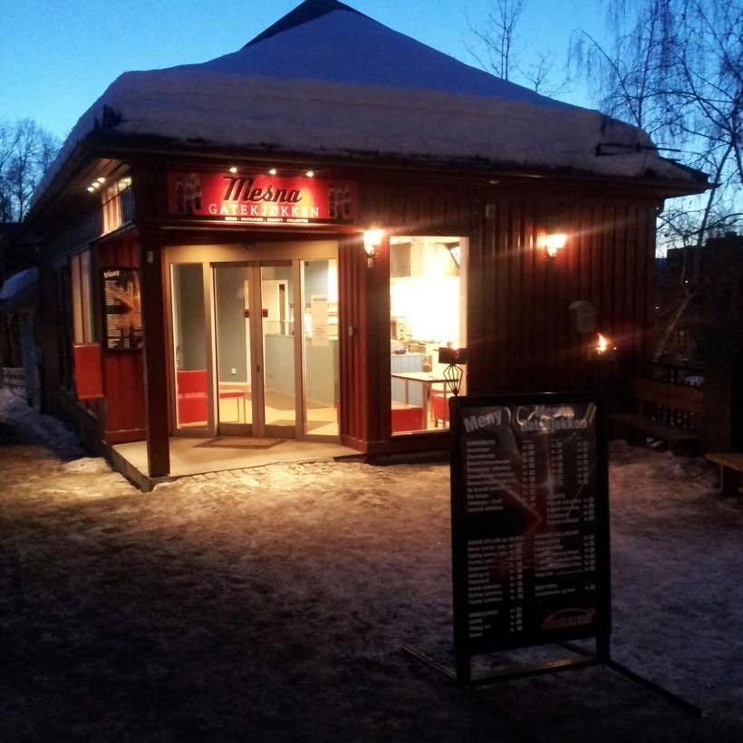 Mesna Gatekjøkken i Nymosvingen 16, Lillehammer, i kveldslys